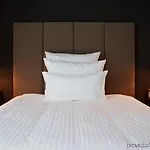 Ξενοδοχείο June Six West 4*