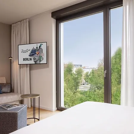 June Six West Отель 4*