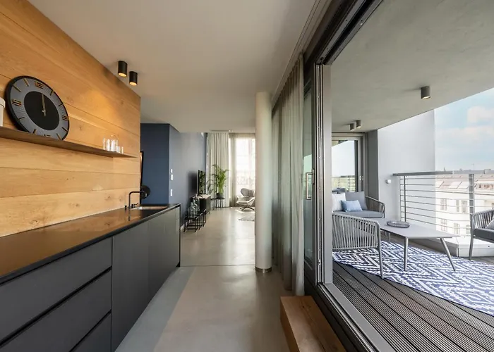 June Six West 4* برلين