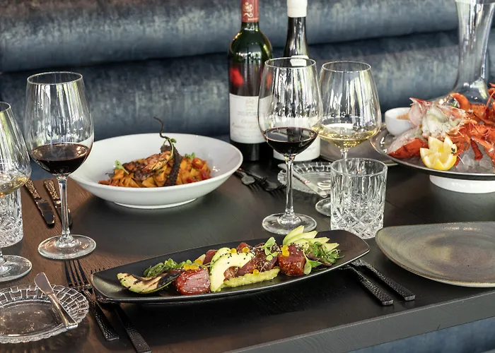 June Six West 호텔