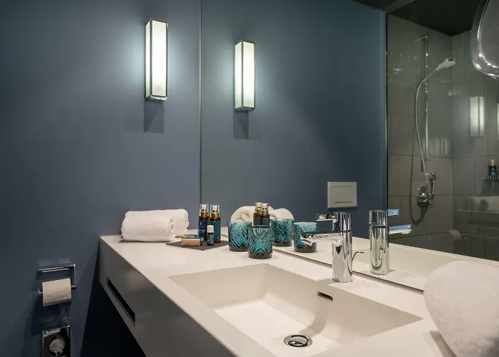 June Six West 호텔 4*