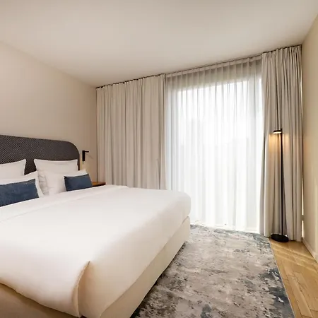 June Six West 酒店