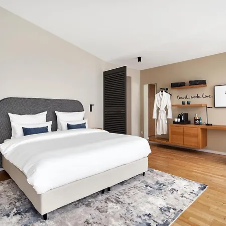 June Six West 柏林