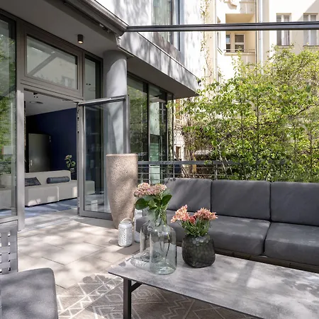 June Six West 柏林