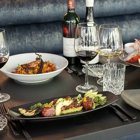 June Six West 酒店