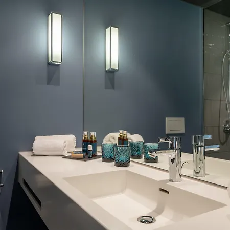 June Six West 酒店 4*