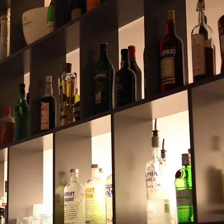 June Six West 酒店