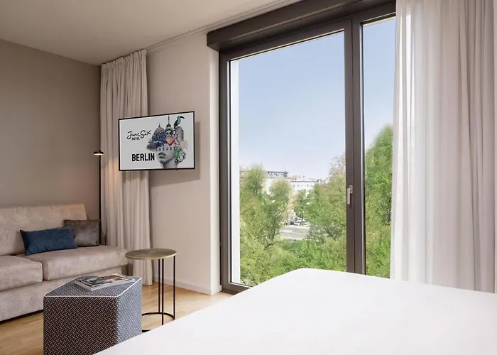 June Six West Hotel 4*