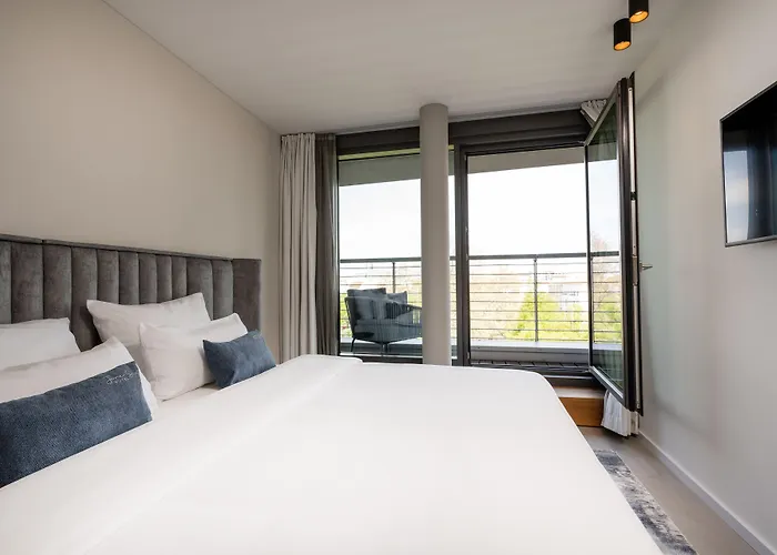 Hotel June Six West 4*